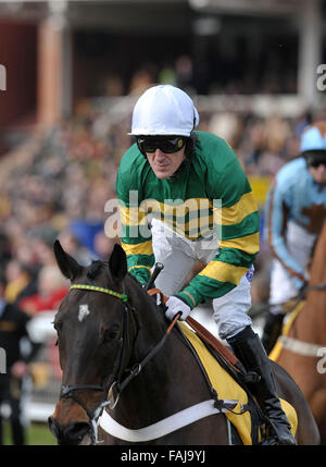 PIC DE FICHIER : -Jump AP Jockey McCoy devient un chevalier dans la liste des honneurs du Nouvel An 2016 pour les services à la course de chevaux. Darlan et AP McCoy avant l'Obstacle Betfair (Handicap) Niveau 3 Cl1 2m110y - les courses de chevaux à l'Hippodrome de Newbury, Berkshire - 17/02/2012 Credit : MARTIN DALTON/Alamy Live News Banque D'Images