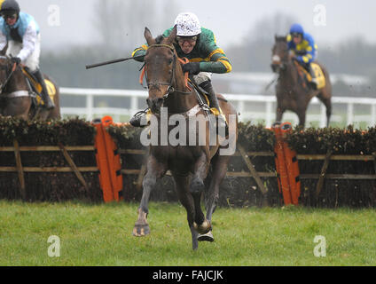 PIC DE FICHIER : -Jump AP Jockey McCoy devient un chevalier dans la liste des honneurs du Nouvel An 2016 pour les services à la course de chevaux. Ma tente ou vôtre monté par AP McCoy saute la dernière et continue à gagner l'Obstacle Betfair (Handicap) Niveau 3 Cl1 - les courses de chevaux à l'Hippodrome de Newbury, Newbury, Berkshire - 09/02/2013 Credit : MARTIN DALTON/Alamy Live News Banque D'Images