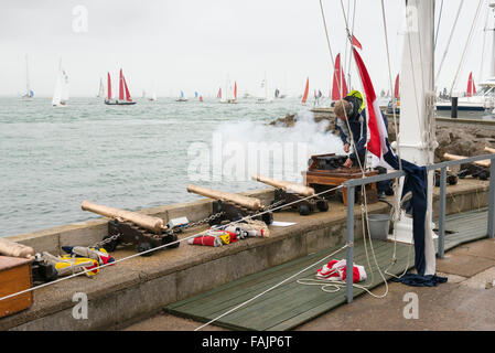 Le canon de départ ou à l'avant, la semaine de Cowes Yacht Racing à Cowes sur l'île de Wight UK Banque D'Images