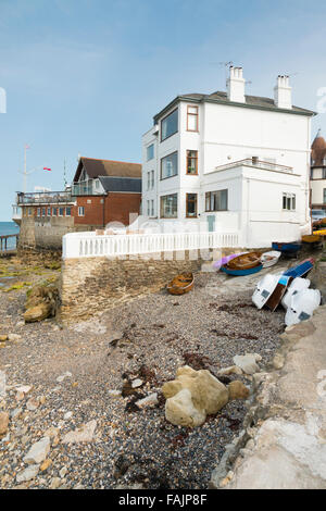 Buildngs et maisons sur la plage à la mer Île de Wight UK Banque D'Images