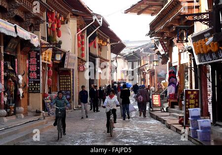 (151231) -- KUNMING, 31 décembre 2015 (Xinhua) -- Photo prise le 12 octobre 2015 montre l'ancienne ville de Dukezong dans la région de Shangri-la, au sud-ouest de la province chinoise du Yunnan. L'ancienne ville de Dukezong, qui a pris feu en janvier 2014, sera de nouveau ouvert au 1 er janvier 2016. Dukezong, créé il y a plus de 1 300 ans, est connue pour son architecture de style tibétain. L'incendie qui a éclaté en janvier 2014 brûlé près d'un cinquième de l'ancienne ville de zone de préservation de base.(Xinhua/Lin Yiguang) (zkr) Banque D'Images