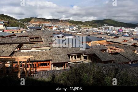 (151231) -- KUNMING, 31 décembre 2015 (Xinhua) -- Photo prise le 12 octobre 2015 montre l'ancienne ville de Dukezong dans la région de Shangri-la, au sud-ouest de la province chinoise du Yunnan. L'ancienne ville de Dukezong, qui a pris feu en janvier 2014, sera de nouveau ouvert au 1 er janvier 2016. Dukezong, créé il y a plus de 1 300 ans, est connue pour son architecture de style tibétain. L'incendie qui a éclaté en janvier 2014 brûlé près d'un cinquième de l'ancienne ville de zone de préservation de base.(Xinhua/Lin Yiguang) (zkr) Banque D'Images