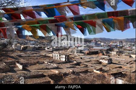 (151231) -- KUNMING, 31 décembre 2015 (Xinhua) -- Photo prise le 10 mars 2014, montre l'ancienne ville de Dukezong deux mois après l'incendie survenu à Shangri-la, au sud-ouest de la province chinoise du Yunnan. L'ancienne ville de Dukezong, qui a pris feu en janvier 2014, sera de nouveau ouvert au 1 er janvier 2016. Dukezong, créé il y a plus de 1 300 ans, est connue pour son architecture de style tibétain. L'incendie qui a éclaté en janvier 2014 brûlé près d'un cinquième de l'ancienne ville de zone de préservation de base.(Xinhua/Lin Yiguang) (zkr) Banque D'Images