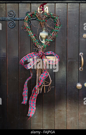 Couronne de Noël en forme de coeur sur une porte en bois dans la région des Cotswolds, Royaume-Uni Banque D'Images