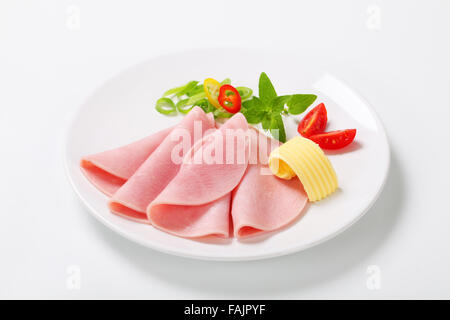 Fines tranches de jambon on white plate Banque D'Images