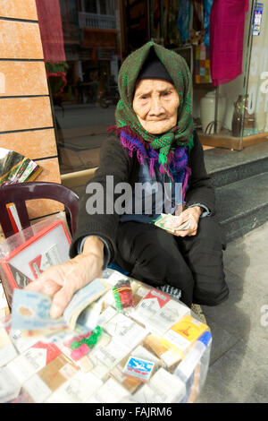 Dame vietnamienne qui vend des cigarettes dans vieux quartier de Hanoi, Vietnam Banque D'Images