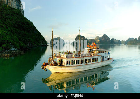 Bateau de croisière touristique sur les eaux de la Baie d'Halong, Vietnam Banque D'Images