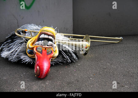 Un seul masque de carnaval de Bâle montrant un waggis avec gros nez rouge et des cheveux gris portant sur la rue. Banque D'Images