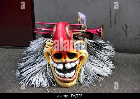 Un seul masque de carnaval de Bâle montrant un waggis avec gros nez rouge et des cheveux gris portant sur la rue. Banque D'Images