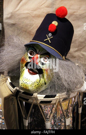 Un seul masque de carnaval de Bâle et montrant l'ancien homme d'infanterie sur le dessus d'une caisse claire. Banque D'Images