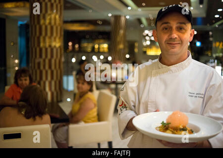 Omar chef Ugoletti est le Chef de Cuisine à Bangkok Shangri-la's Angelini, un 12 fois lauréat du "meilleur restaurant italien de Bangkok". Il est titulaire à la cour de l'EDSA Shangri-la Paparrazzi pendant deux semaines de mars 10-23, mettant en vedette un menu compact de ses spécialités. Banque D'Images