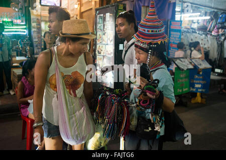 Hill tribe Femme vendant des souvenirs, Khao San Road, Bangkok, Thaïlande. Khaosan Road ou Khao San Road est une petite rue dans le centre Banque D'Images