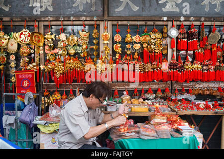 Blocage d'amulettes dans la rue dans le quartier chinois de Bangkok, Thaïlande. Yaowarat, le quartier chinois de Bangkok, est la planète la plus célèbre destination de l'alimentation de rue et le favori local. Banque D'Images