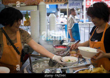 Je Lee Restaurant. La nourriture thaïe. Tom Yum nouilles dans Thanon Charoen Krung, Bangkok, Thaïlande. L'un des plus célèbres plats thaïlandais. Parmi les innombrables ingrédients qui apporte ce plat : citronnelle, tilleul, tamarin, piments et de masse. Il est servi avec des crevettes, du poulet ou des fruits de mer. Banque D'Images