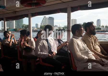 Les gens à l'intérieur Bateau Express Chao Praya Bangkok, bateau, ferry. Bangkok. L'Asie. Shangri La Hotel. La rivière Chao Phraya rend Banque D'Images