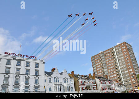 La RAF, des flèches rouges arrivent au cours de l'hôtel Westcliff de commencer leur affichage dans le cadre de l'Airshow de Southend Banque D'Images