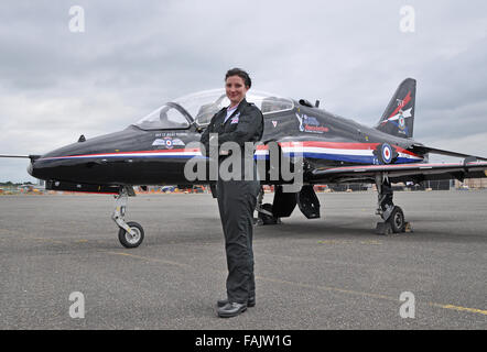 Juliette Fleming (maintenant Williams) lorsqu'elle a pris le rôle de la RAF's Hawk solo display pilote de 2011. Première femme Royal Air Force pilote solo display Banque D'Images