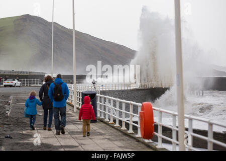 Aberystwyth, Pays de Galles, Royaume-Uni. Le 31 décembre 2015. La veille du Nouvel An. . Dites adieu aux "2015". Comme les vestiges de la tempête Frank coïncider avec une laisse de haute mer, des vagues énormes de la pâte une fois de plus la ville du bord de mer, comme les passants. Credit : Alan Hale/Alamy Live News Banque D'Images