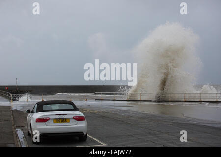 Aberystwyth, Pays de Galles, Royaume-Uni. Le 31 décembre 2015. La veille du Nouvel An. . Dites adieu aux "2015". Comme les vestiges de la tempête Frank coïncider avec une laisse de haute mer, des vagues énormes de la pâte une fois de plus la ville du bord de mer, comme les passants. Credit : Alan Hale/Alamy Live News Banque D'Images