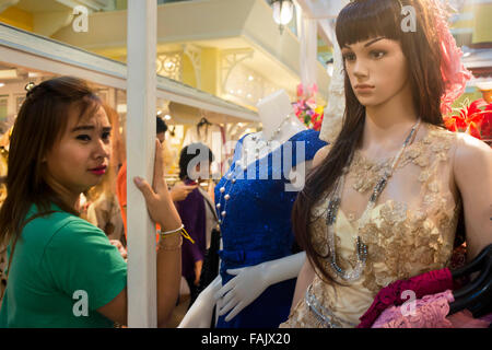 Mannequin en week-end de Chatuchak Market ou marché Jatujak, est l'un des plus grands marchés de week-end couvre 70 rai (27 Banque D'Images