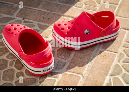 Paire de sandales Crocs Photo Stock - Alamy