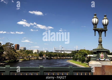 La Rivière Yarra et Melbourne Cricket Ground, au centre-ville de Melbourne, Victoria, Australie, sur une journée ensoleillée. Banque D'Images