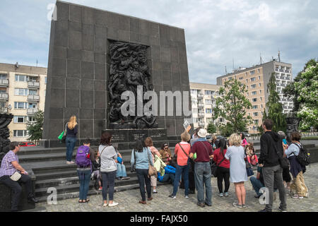 Les touristes en visite guidée au Monument des Héros du Ghetto de Varsovie, Varsovie, Pologne. Banque D'Images