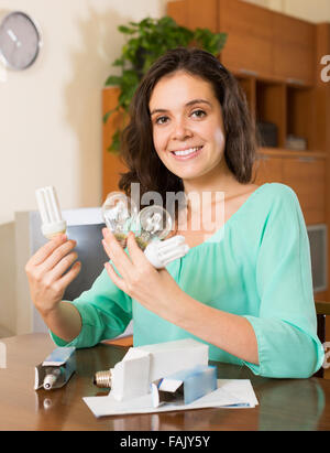 Souriante jeune femme avec ampoules brassée de Banque D'Images