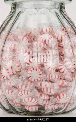 Un gros plan de bonbons à la menthe dans un bol en verre vintage Banque D'Images