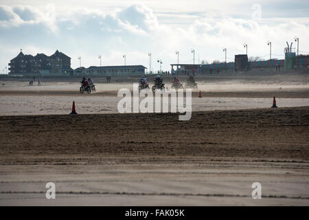 Mablethorpe, Lincoolnshire, UK. 27 décembre 2015. Mablethorpe Cycle moteur Racing Club de sable leur vélo de course sur la plage Banque D'Images