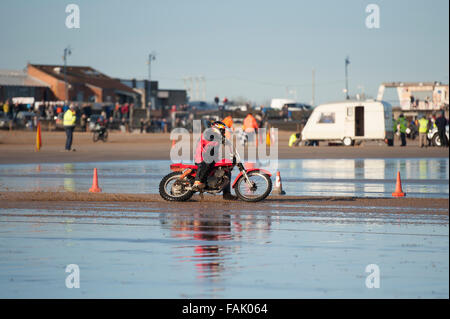 Mablethorpe, Lincoolnshire, UK. 27 décembre 2015. Mablethorpe Cycle moteur Racing Club de sable leur vélo de course sur la plage Banque D'Images