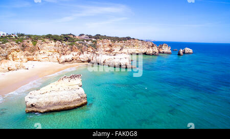 Antenne de rochers naturels à Praia Alvor près de Tres Irmaos au Portugal Banque D'Images