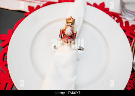 Table de dîner de Noël ensemble et décorées dans des tons rouges et verts Banque D'Images