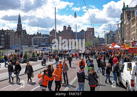 27 avril : Amsterdam à la Damrak durant la célébration de la fête des Rois, le 27 avril 2015 à Amsterdam, Pays-Bas Banque D'Images