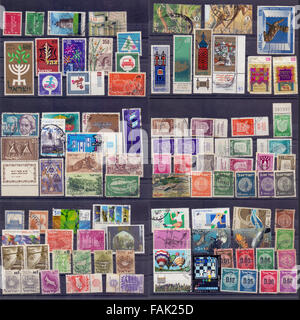 Une grande collection de vieux timbres israéliens utilisés depuis les années 1950 et 1960 Banque D'Images