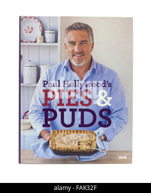 Paul Hollywood's Pies et Puds Cook Book sur un fond blanc, Paul Hollywood est un célèbre chef anglais Baker et Banque D'Images
