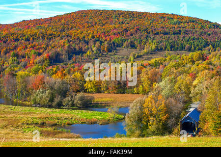 Au début de l'automne, pont couvert d'Eustis, autour de 1908, l'Estrie, Waterville, Québec, Canada Banque D'Images