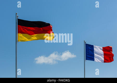 L'allemand et le drapeau français dans le vent Banque D'Images