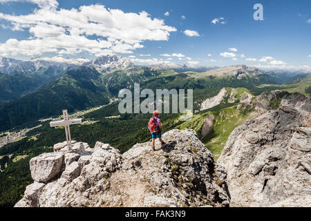 Mountaineer d'atteindre le sommet de la Cima d&# 39;Auta sur la Via Ferrata à Colmean Paolin Piccolin, derrière la Pala, Falcade Banque D'Images