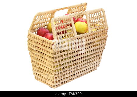 Wattle panier plein de pommes bio isolated over white background Banque D'Images