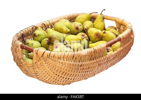 Wattle panier plein de poires bio isolated over white background Banque D'Images