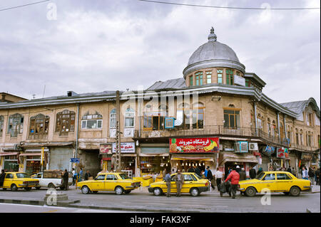 Les taxis jaunes sur Khomeiny Square, Hamadan, Iran Banque D'Images