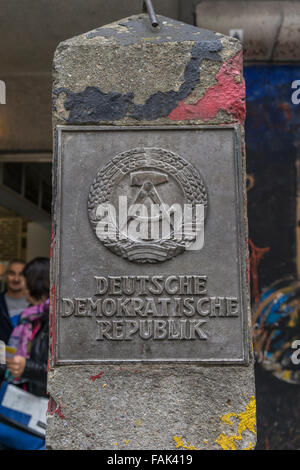 Ancien pilier en béton de l'intérieur de la frontière allemande signe avec Deutsche Demokratische Republik ou République démocratique allemande, Berlin Banque D'Images