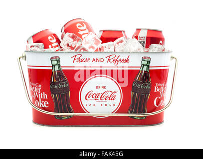 Cold Coca-Cola Coca-Cola poubelles dans un seau de glace sur un fond blanc Banque D'Images