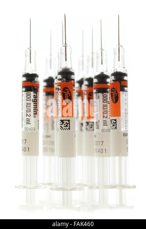 Collecte des seringues d'une dose unique de Pfizer sur fond blanc Banque D'Images