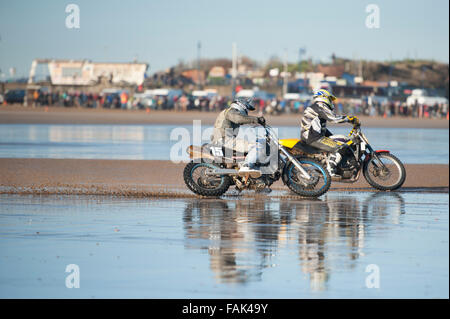 Mablethorpe, Lincoolnshire, UK. 27 décembre 2015. Mablethorpe Cycle moteur Racing Club de sable leur vélo de course sur la plage Banque D'Images