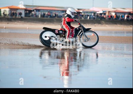 Mablethorpe, Lincoolnshire, UK. 27 décembre 2015. Mablethorpe Cycle moteur Racing Club de sable leur vélo de course sur la plage Banque D'Images