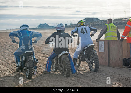 Mablethorpe, Lincoolnshire, UK. 27 décembre 2015. Mablethorpe Cycle moteur Racing Club de sable leur vélo de course sur la plage Banque D'Images