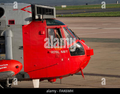 Royal Naval Air Station Culdrose, UK. 31 Décembre, 2015. Après plus de 40 ans de la recherche et du sauvetage d' opérations à partir de l'ARN Culdrose, quatre lieux d'équipage du 771 Naval Air Squadron ont commencé leurs dernières 24 heures. Au fil des ans, le personnel de 771 Naval Air Squadron ont sauvé d'innombrables vies, tout en risquant leur propre, dans certaines des pires conditions imaginables. On estime qu'ils ont effectué plus de 9000 opérations de sauvetage et d'économiser plus de 15 000 vies depuis 1974. Credit : Bob Sharples/Alamy Live News Banque D'Images