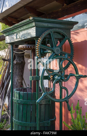 Vintage presse d'olive, utilisé traditionnellement pour faire de l'huile dans la zone méditerranéenne, avec son fourreau en bois, peint en vert. Close up o Banque D'Images